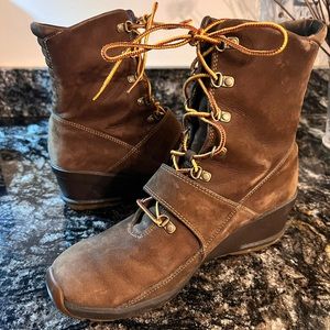 (Used) Timberland Women’s US 8.5 Boots w/ wedged heel